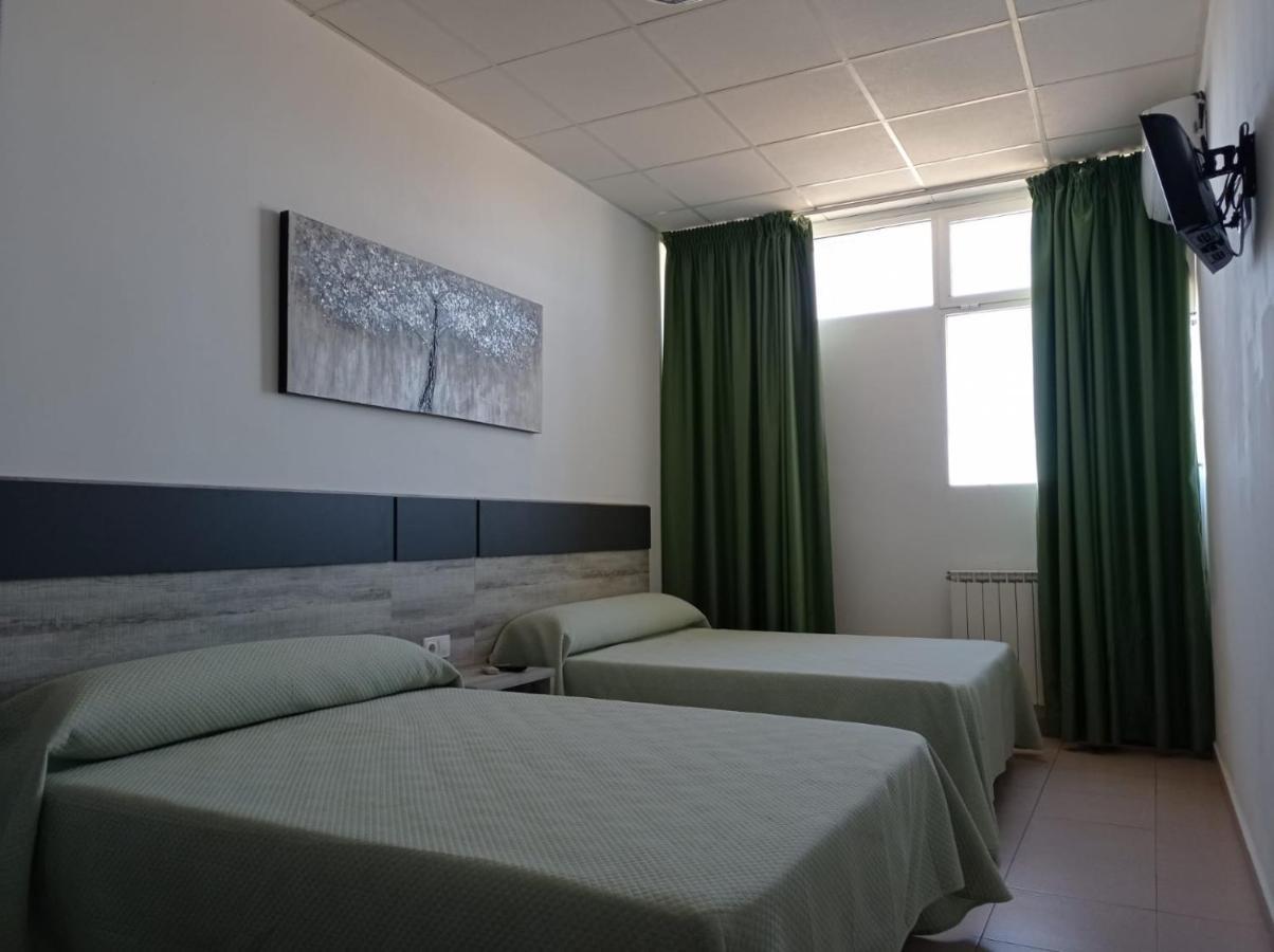Hostal Brin Monreal del Campo Bagian luar foto