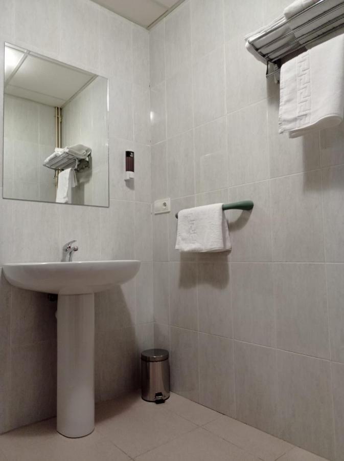 Hostal Brin Monreal del Campo Bagian luar foto