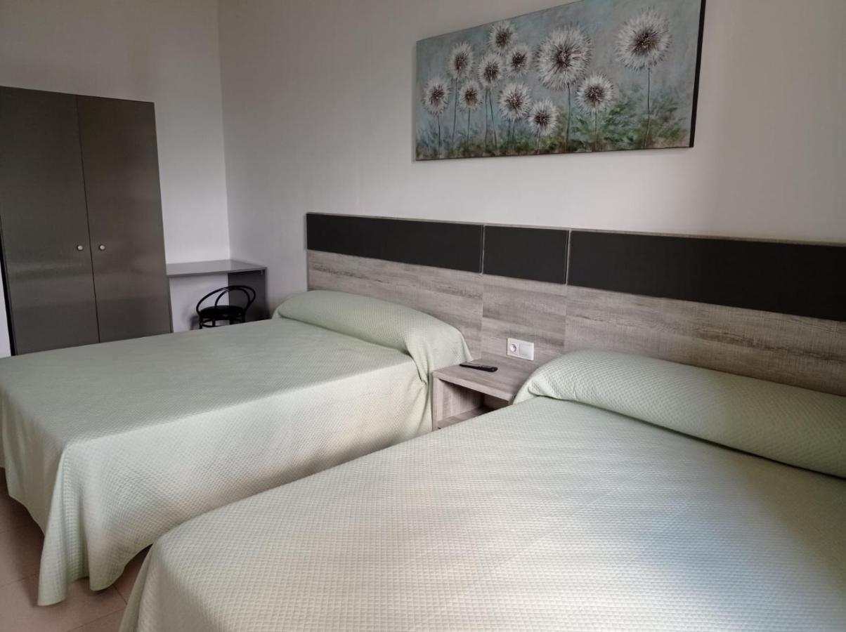 Hostal Brin Monreal del Campo Bagian luar foto