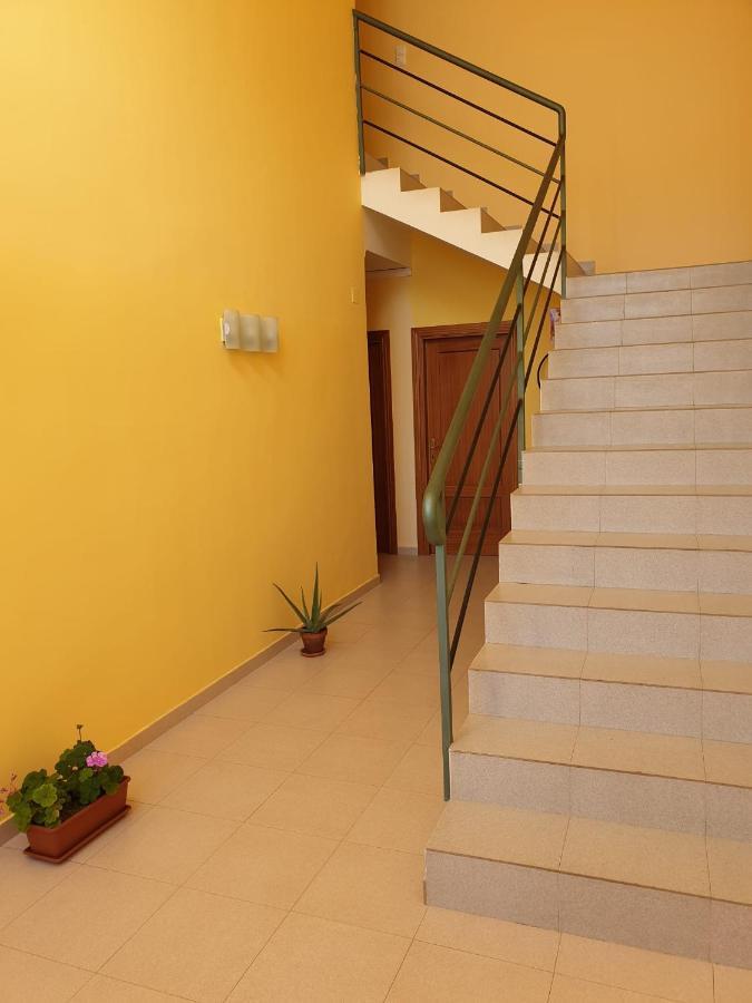 Hostal Brin Monreal del Campo Bagian luar foto